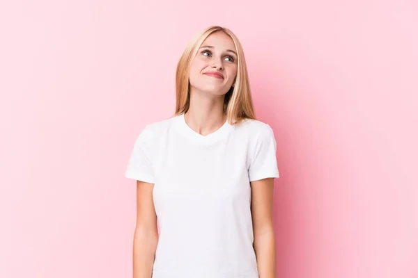 Young Blonde Woman Pink Background Dreaming Achieving Goals Purposes — Stock Photo, Image