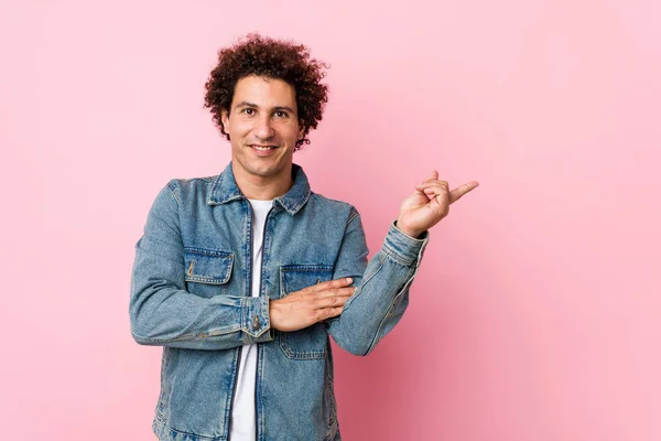 Curly Mature Man Wearing Denim Jacket Pink Background Smiling Cheerfully — 스톡 사진