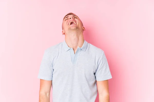 Joven Caucásico Hombre Aislado Relajado Feliz Riendo Cuello Estirado Mostrando — Foto de Stock