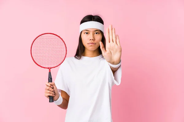 Mladá Číňanka Hraje Badminton Růžovém Pozadí Stojí Nataženou Rukou Ukazující — Stock fotografie