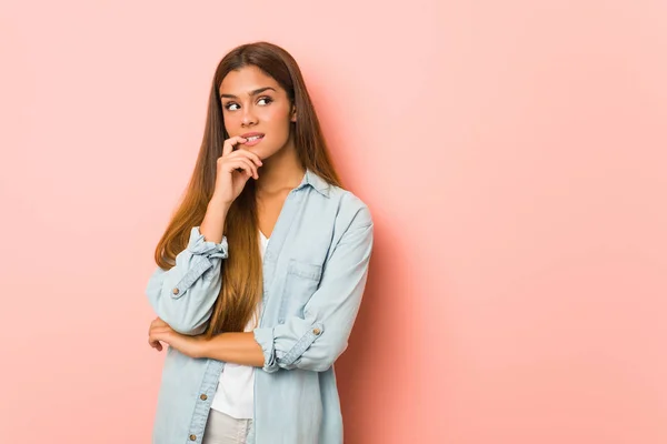 Giovane Donna Magra Rilassato Pensando Qualcosa Guardando Uno Spazio Copia — Foto Stock