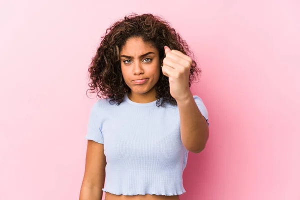 Молода Американка Рожевому Фоні Зображає Кулак Фотоапараті Агресивний Вираз Обличчя — стокове фото