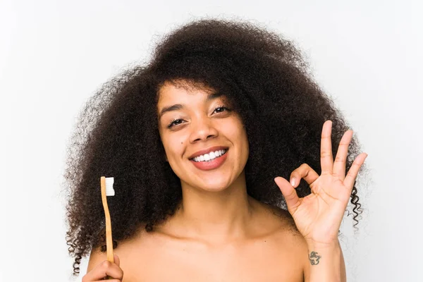 Giovane Donna Afro Possesso Una Spazzola Dei Denti Isolato Allegro — Foto Stock