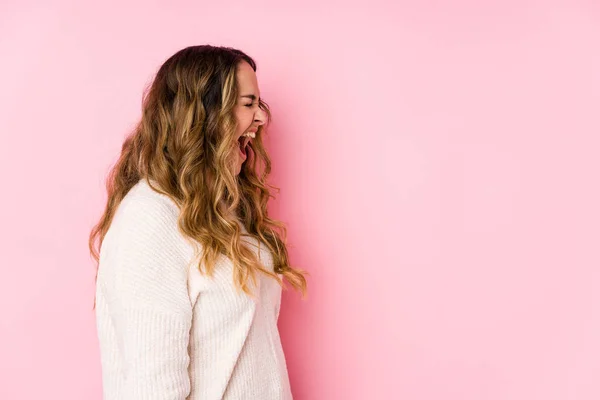 Jeune Femme Courbée Posant Dans Fond Rose Isolé Criant Vers — Photo