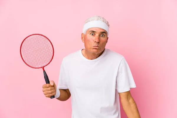 Homme Âge Moyen Jouant Badminton Haussements Épaules Isolés Yeux Ouverts — Photo