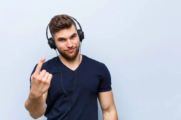 Ung Kaukasisk Man Lyssnar Musik Pekar Med Fingret Dig Som — Stockfoto