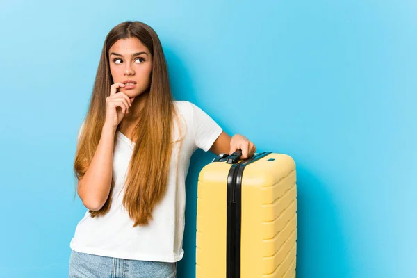 Young Caucasian Woman Holding Travel Suitcase Relaxed Thinking Something Looking — 스톡 사진