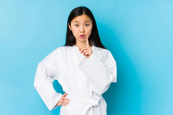 Joven Mujer China Practicando Karate Aislado Teniendo Una Idea Concepto —  Fotos de Stock
