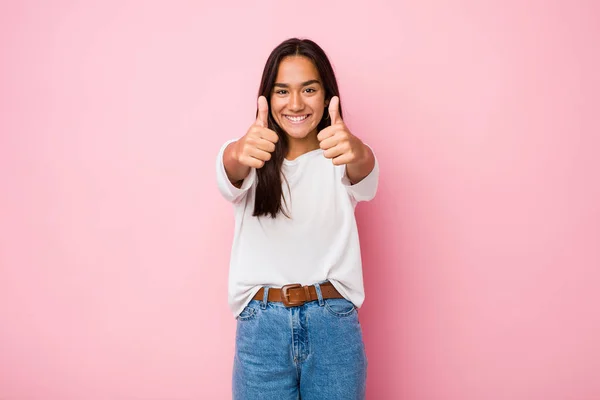 Ung Blandras Indian Kvinna Med Tummen Upp Skål För Något — Stockfoto