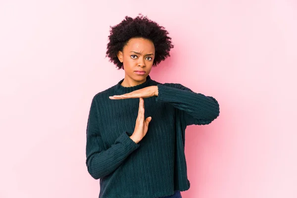 Middle Aged African American Woman Pink Background Isolated Showing Timeout — 스톡 사진