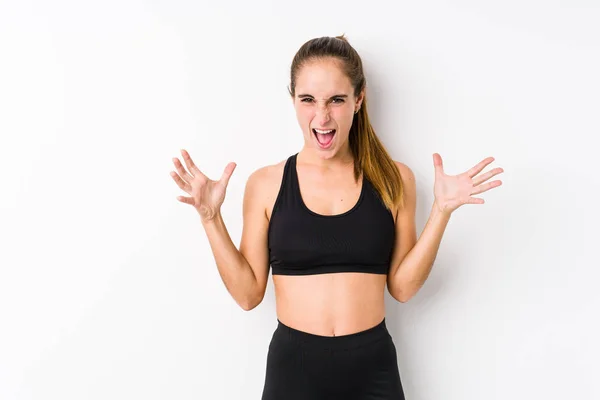 Jonge Kaukasische Fitness Vrouw Poseren Een Witte Achtergrond Schreeuwen Met — Stockfoto