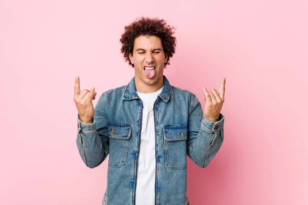 Lockigt Mogen Man Bär Jeansjacka Mot Rosa Bakgrund Visar Rock — Stockfoto