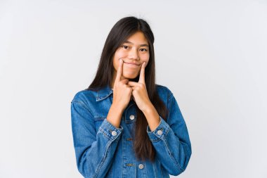 Genç Asyalı kadın iki seçenek arasında şüpheye düşüyor.