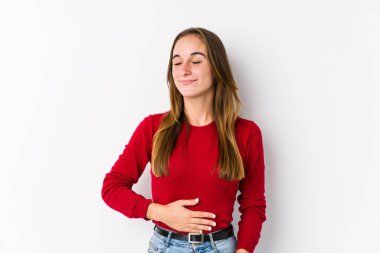 Yalnız poz veren beyaz bir kadın karnına dokunur, nazikçe gülümser, yemek yer ve tatmin olur..