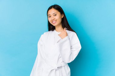 Karate yapan Çinli genç bir kadın cep telefonu hareketini parmaklarıyla gösteriyor..