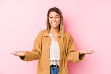 Kafkasyalı genç bir kadın yalnız poz veriyor. Hoş bir yüz ifadesi sergiliyor..