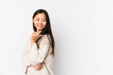 Genç Çinli kadın başparmak uzakta, gülen ve kaygısız noktalar belirledi..