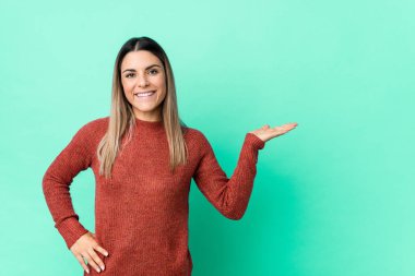 Kafkasyalı genç bir kadın avucunun içinde fotokopi odası gösteriyor ve belinde bir el daha tutuyor..