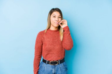 Kafkasyalı genç bir kadın dudaklarında parmaklarıyla yalnız poz veriyor..