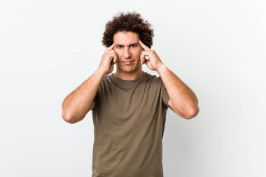 Olgun yakışıklı bir adam bir göreve odaklanmış, parmaklarını işaret ediyor..