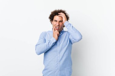 Genç, kıvırcık, olgun, zarif bir gömlek giymiş sızlanan ve ağlayan bir adam..