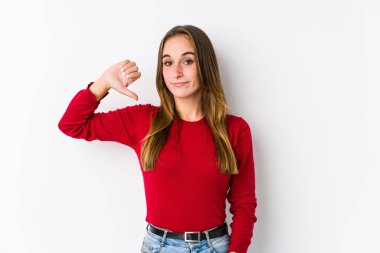 Kafkasyalı genç bir kadın izole bir şekilde poz veriyor, hoşlanmadığı bir hareket sergiliyor, reddediyor. Anlaşmazlık konsepti.