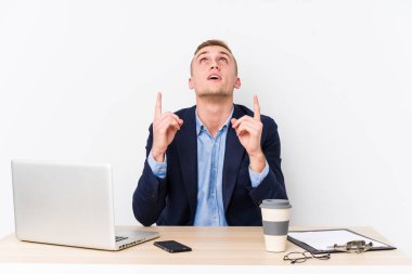 Genç bir iş adamı dizüstü bilgisayarı olan ağzı açık biri..