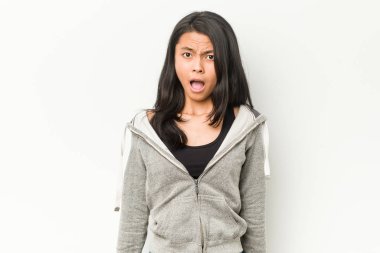 Genç fitness Çinli kadın çok sinirli ve agresif bağırıyor..