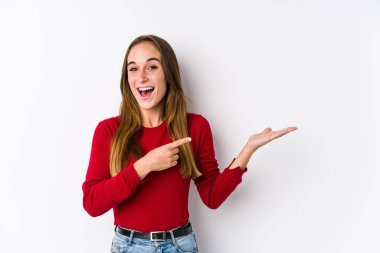 Kafkasyalı genç bir kadın yalnız poz veriyor. Elinde bir fotokopi odası tutuyor..