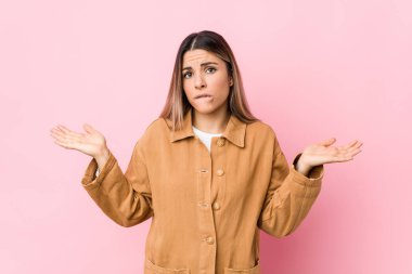 Kafkasyalı genç bir kadın, kafası karışmış ve omuz silkiyor..