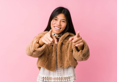 Genç Asyalı kadın gülümsüyor..