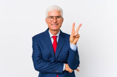 Orta yaşlı beyaz iş adamı iki numarayı parmaklarıyla gösterdi..