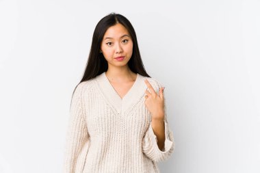 Genç Çinli bir kadın kendini izole edip seni işaret ediyor. Sanki davet ediyormuş gibi..