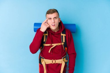 Genç beyaz adam işaret parmağıyla hayal kırıklığı jesti yapıyor..