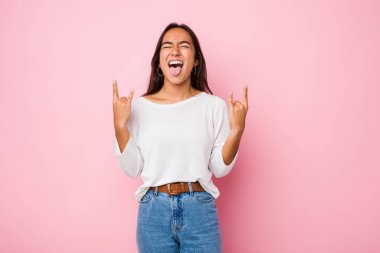 Genç melez Hintli kadın parmaklarıyla taş hareketi yapıyor.