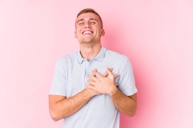 Kafkas 'lı genç bir adam gülerek elini kalbine koyuyor, mutluluk kavramını koruyor..