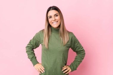 Kafkasyalı genç bir kadın kendini izole edip ellerini kalçasında tutuyor..