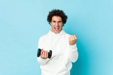 Sportif bir adam elinde aptal bir tezahürat yapıyor tasasız ve heyecanlı. Zafer konsepti.