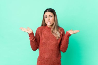 Kafkasyalı genç bir kadın, kafası karışmış ve omuz silkiyor..