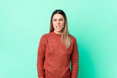 Kafkasyalı genç kadın yalnız başına bağırıyor. Çok sinirli ve agresif..