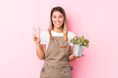 Genç bahçıvan beyaz kadın iki numarayı parmaklarıyla gösterdi..