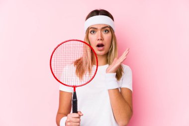 Badminton oynayan genç kadın şaşırdı ve şok oldu..