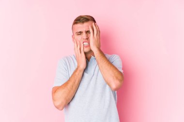 Kafkasyalı genç adam yalnız başına sızlanıyor ve ağlıyordu..