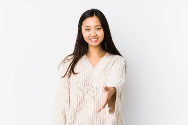 Genç Çinli kadın kameraya el uzatarak selamlama hareketi yapıyor..