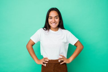 Genç melez Hintli kadın kendini izole edip ellerini kalçasında tutuyor..