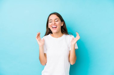 Kafkasyalı genç bir kadın neşeli bir şekilde gülüyor. Mutluluk kavramı.