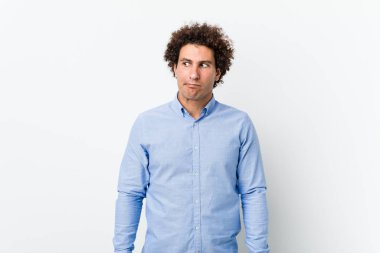 Genç, kıvırcık, olgun, zarif bir gömlek giyen kafası karışmış, kuşkulu ve kendinden emin olmayan bir adam..