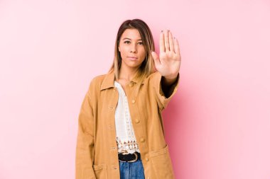 Kafkasyalı genç bir kadın, elini uzatmış yalnız poz veriyor. Dur işareti gösteriyor, bu da seni engelliyor..