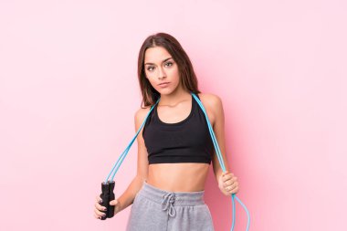 Genç, beyaz, atlama halatı tutan bir kadın.