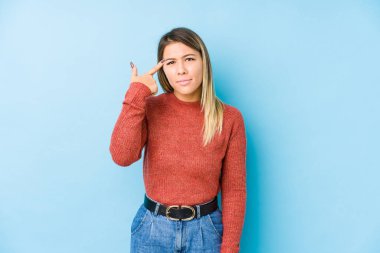 Kafkasyalı genç bir kadın yalnız poz veriyor işaret parmağıyla hayal kırıklığı işareti yapıyor..